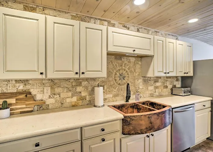 Holiday home Lovely Escape With Private Pool And Hot Tub!