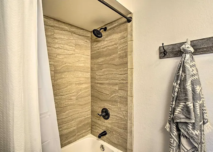 Lovely Escape With Private Pool And Hot Tub! Holiday home Mesa