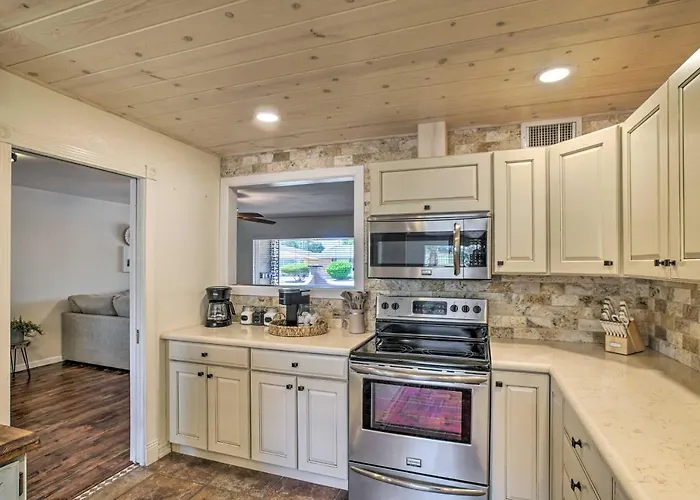 Lovely Escape With Private Pool And Hot Tub! Holiday home Mesa